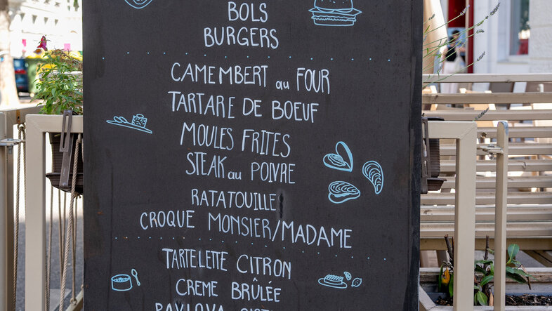 Foto der Menütafel eines französischen Cafés in französischer Sprache