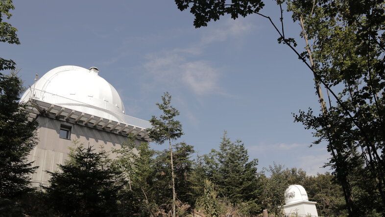 Ein großer  und ein kleiner Teleskopturm