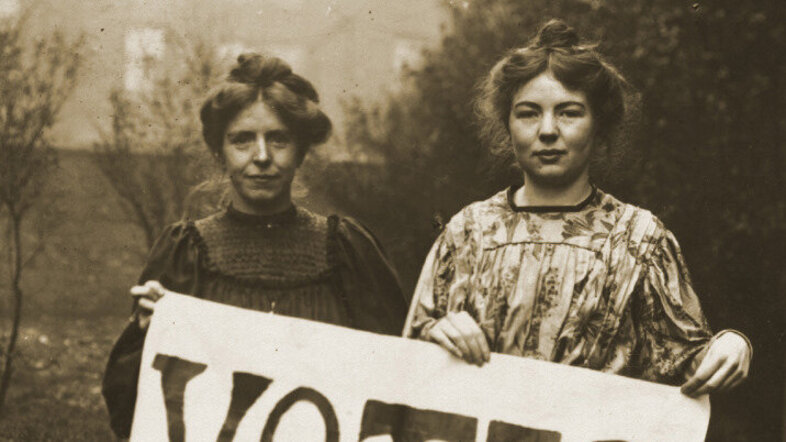 Black and white photo of the English suffragettes Annie Kenney and Christabel Pankhurst 