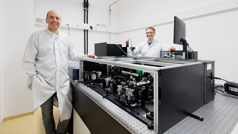 Die Mikrobiologen Michael Wagner und Holger Daims präsentieren eine weltweit einzigartige Sonderanfertigung eines SRS Mikrospektrometers.