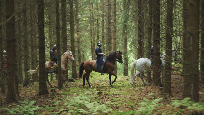 Babenbergische Ritter reiten durch den Wald