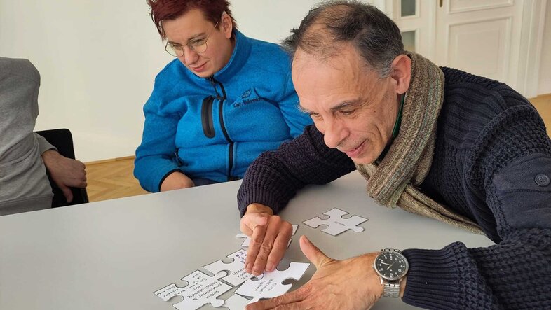 Mann setzt Puzzle zusammen