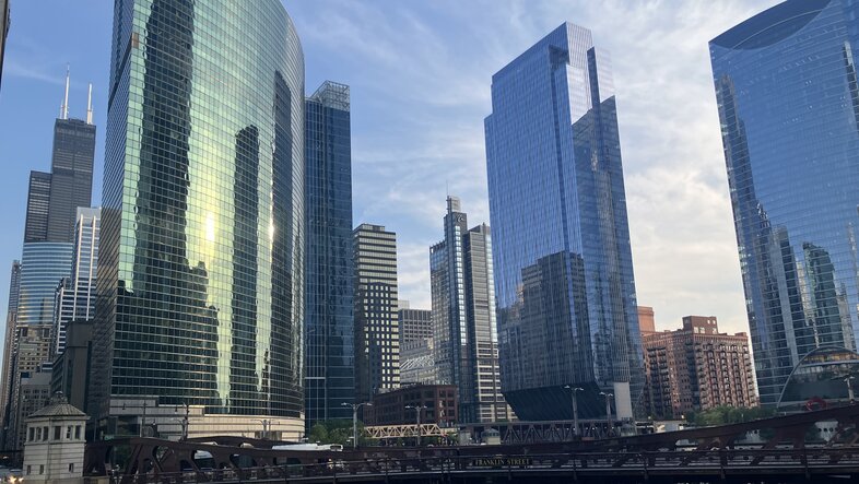 Blick auf die Skyline von Chicago entlang des Chicago River.