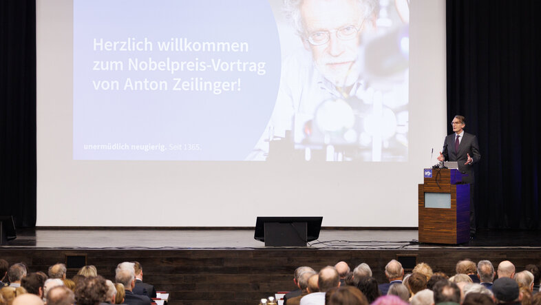 Rektor Sebastian Schütze auf der Bühne im Audimax der Uni Wien