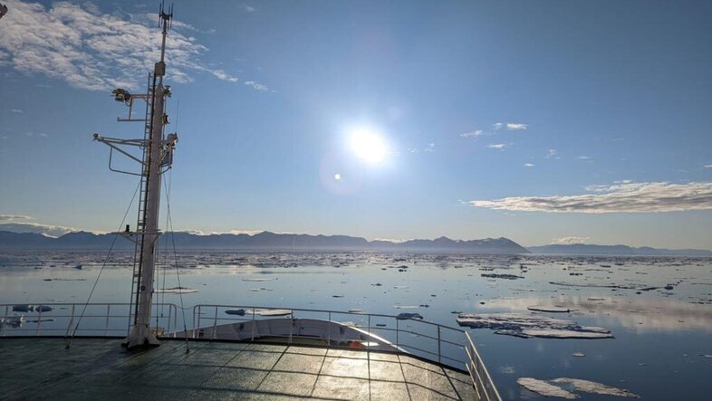 Blick auf die Ostküste Grönlands vom Forschungsschiff Maria S. Merian.