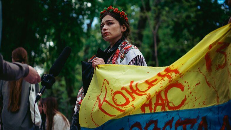 Ukrainische Frau bei einer Demonstration