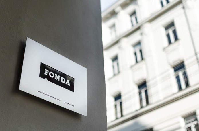 Auf der Neubaugasse das Firmen Schild von Fonda