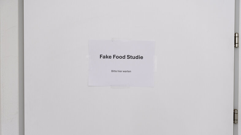 Eine Tür mit der Beschriftung "Fake Food Studie"