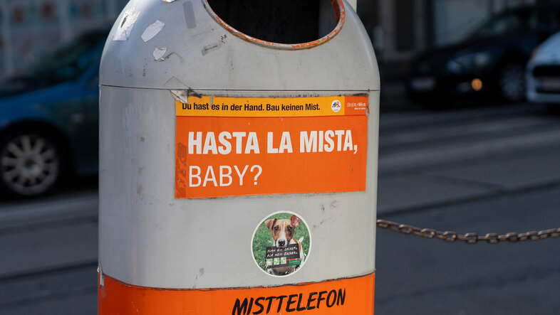 Wortspiel auf Mistkübel der MA48 "Hasta la mista baby"