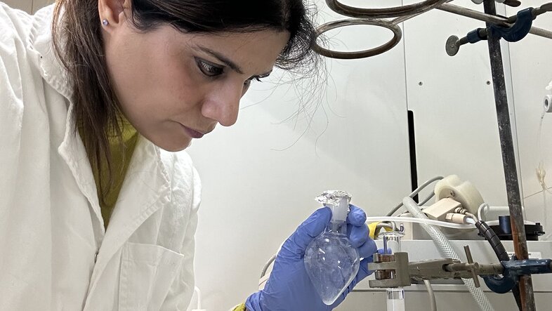 Postdoc Nasreen Jeelani von der Uni Wien im Labor bei der Analyse von Torfproben aus dem Moor