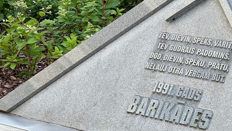 photo of the Barrikades memorial in Riga's old town