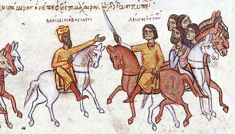 Die frühmittelalterliche Zeichnung zeigt links Basileios auf einem Pferd mit drei weiteren Pferden hinter sich. Er trägt eine Krone. Rechts ist sein Sohn Leo ihm zugewandt mit Schwert in der Hand. Neben Leo reiten vier weitere Männer von den beiden weg.