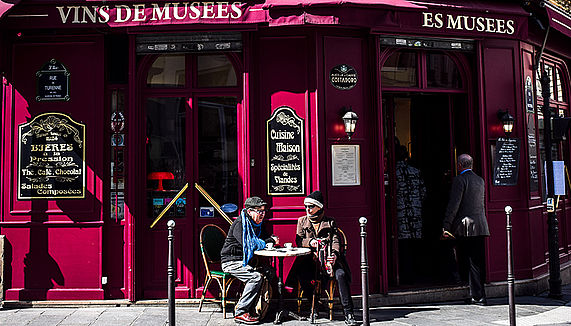 Foto eines Cafes mit Gästen in Frankreich