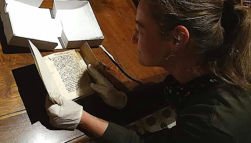 Historikerin Tamara Scheer untersucht ein Tagebuch eines Soldaten
